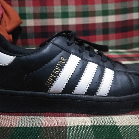 This is an Adidas Superstar. Size is UK 4. The color is black with white stripes - Picture 3 of 5